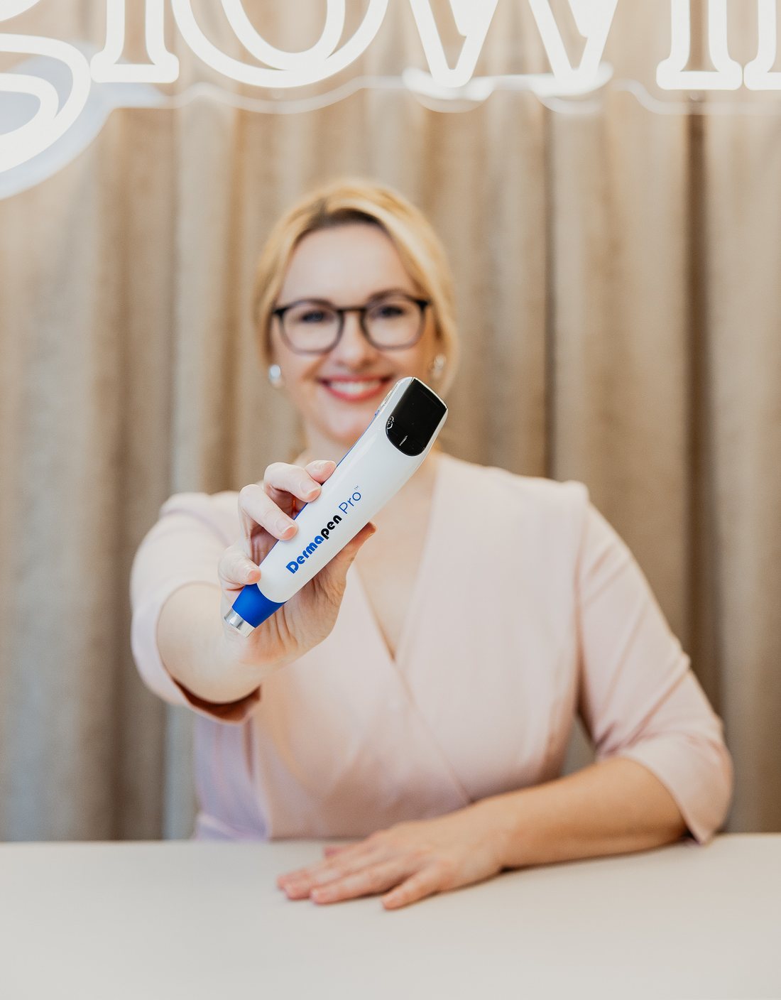 Lucie Robins s perem Dermapen Pro v salonu Glowing